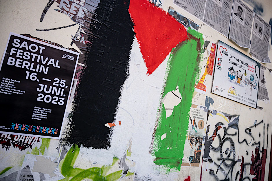 Die Flagge von Palästina ist an eine Wand in Berlin-Neukölln gemalt. Nachdem Unbekannte&nbsp; antisemitische Plakate aufgehängt haben, ermittelt die Polizei wegen Volksverhetzung und Sachbeschädigung.
