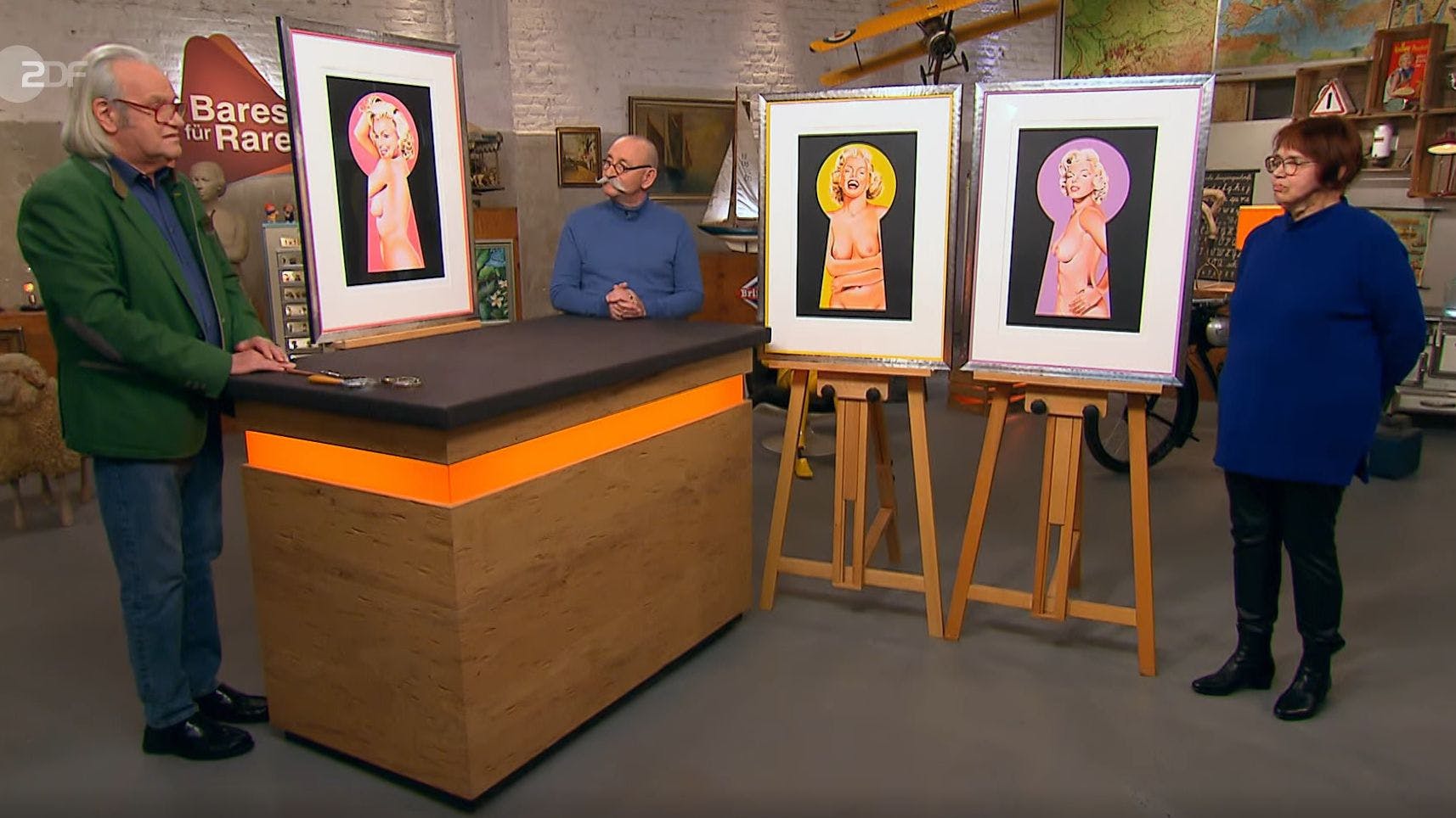 Verkäuferin Gabriele (r.) ist im Auftrag eines Freundes zu „Bares für Rares“-Moderator Horst Lichter und seinem Experten Albert Maier (l.) gekommen.