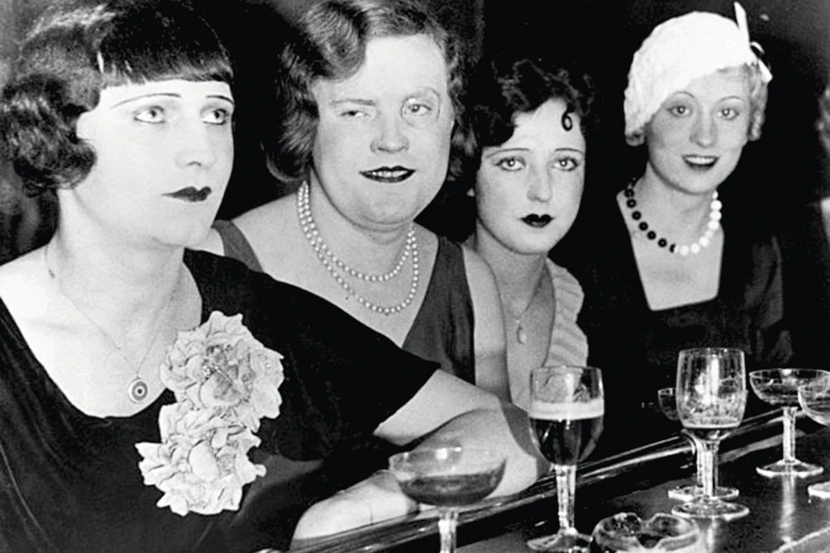 Tja, wer hat hier einen Penis? An der Bar im Travestielokal Eldorado in der Motzstraße in Schöneberg, 1920er-Jahre.