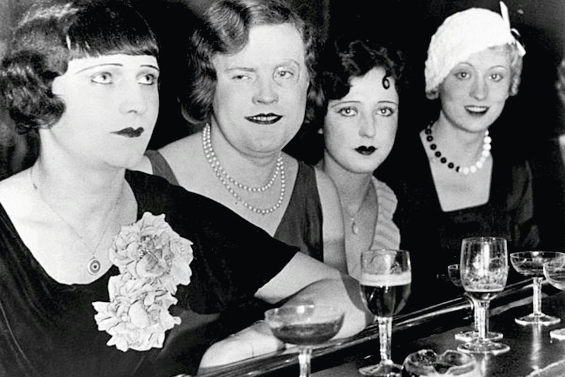 Tja, wer hat hier einen Penis? An der Bar im Travestielokal Eldorado in der Motzstraße in Schöneberg, 1920er-Jahre.