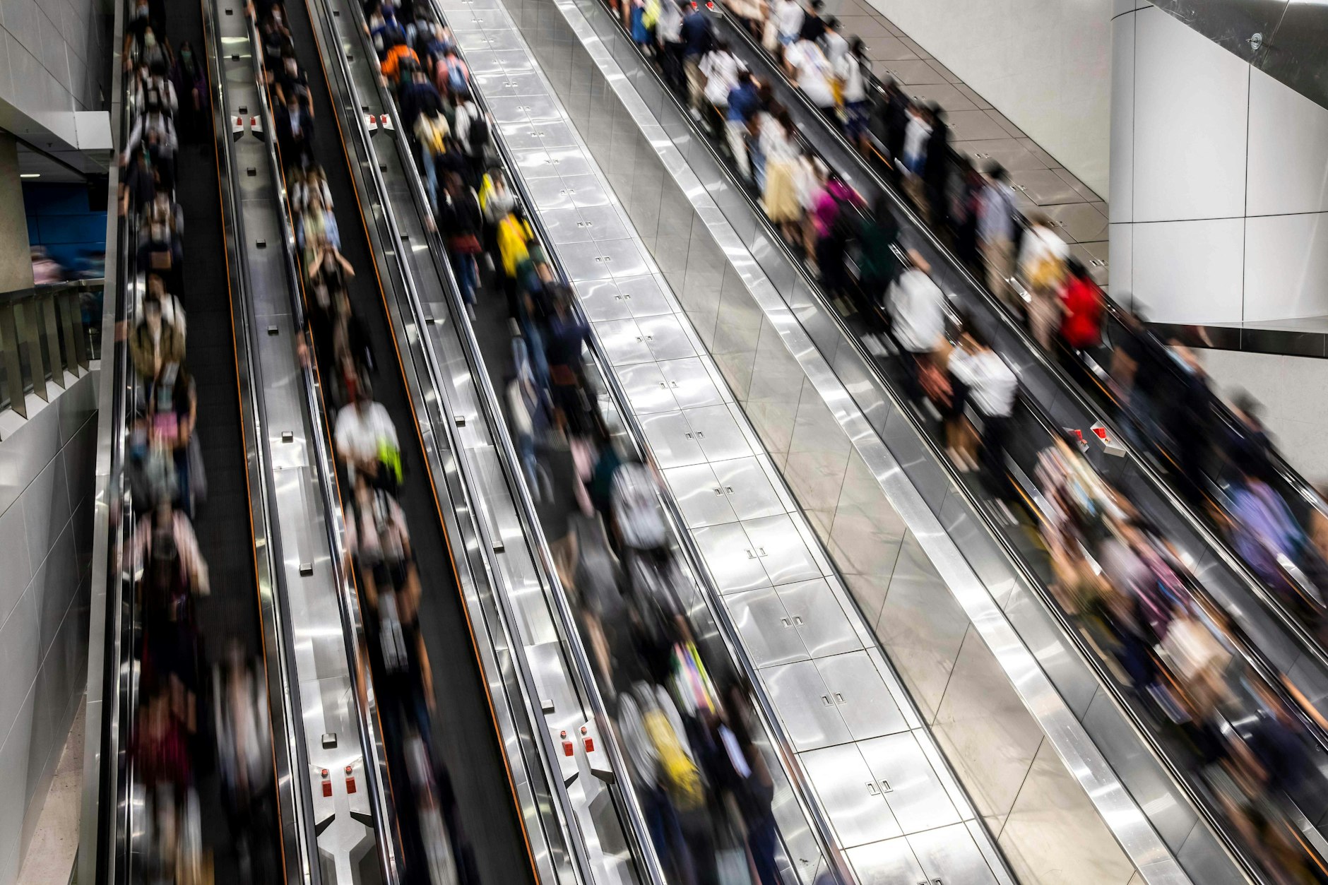 Menschen auf Rolltreppen auf einem Bahnhof in Hongkong
