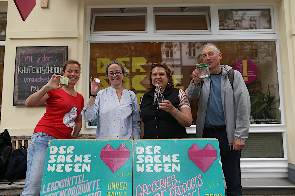 Shampoo, Geschirrspüldrops, Essig und Zahnputztabletten: Andrea Schlüter, Astrid Bohne, Antje Dragusch und Andreas Busse (v.l.n.r.) mit ihren Einkäufen im Unverpackt-Laden in Prenzlauer Berg.