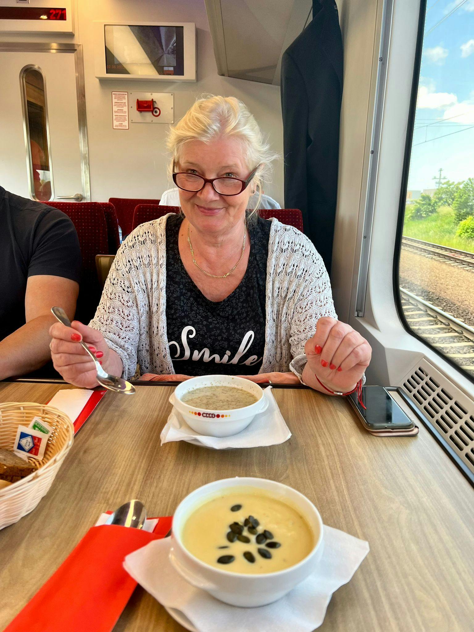 Gemeinsam mit Zofia probierte ich verschiedene polnische Suppen im Restaurant des Zuges aus. 