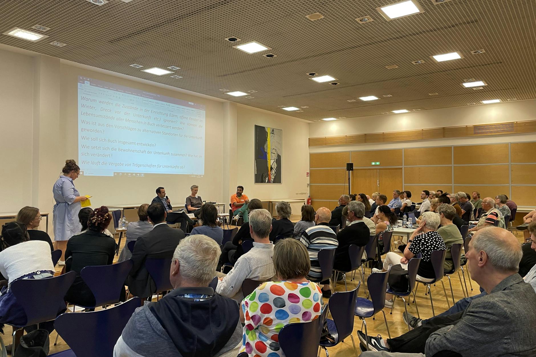 Anwohner von Buch in Berlin-Pankow sprechen über die Zustände in der Flüchtlingsunterkunft Groscurthstraße.