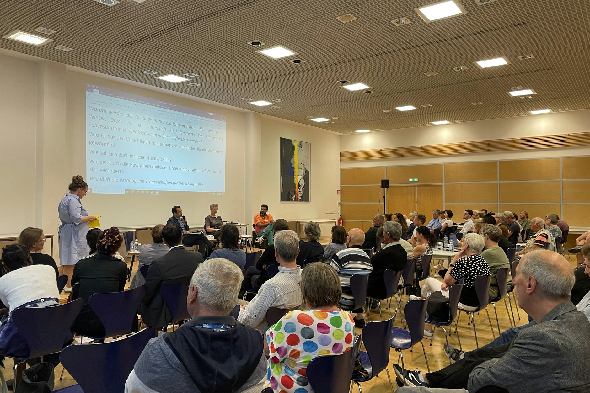 Anwohner von Buch in Berlin-Pankow sprechen über die Zustände in der Flüchtlingsunterkunft Groscurthstraße.