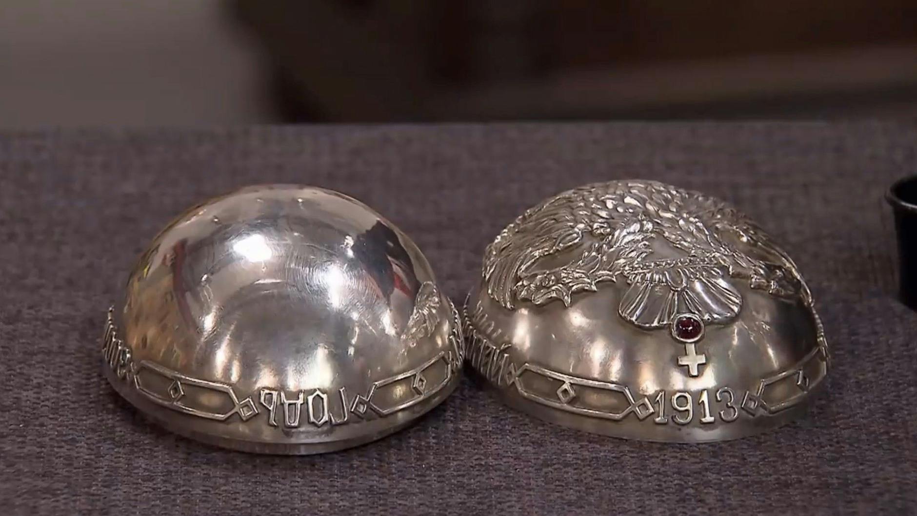 Das Innere des Schmuck-Eis bei „Bares für Rares“ ist vergoldet.