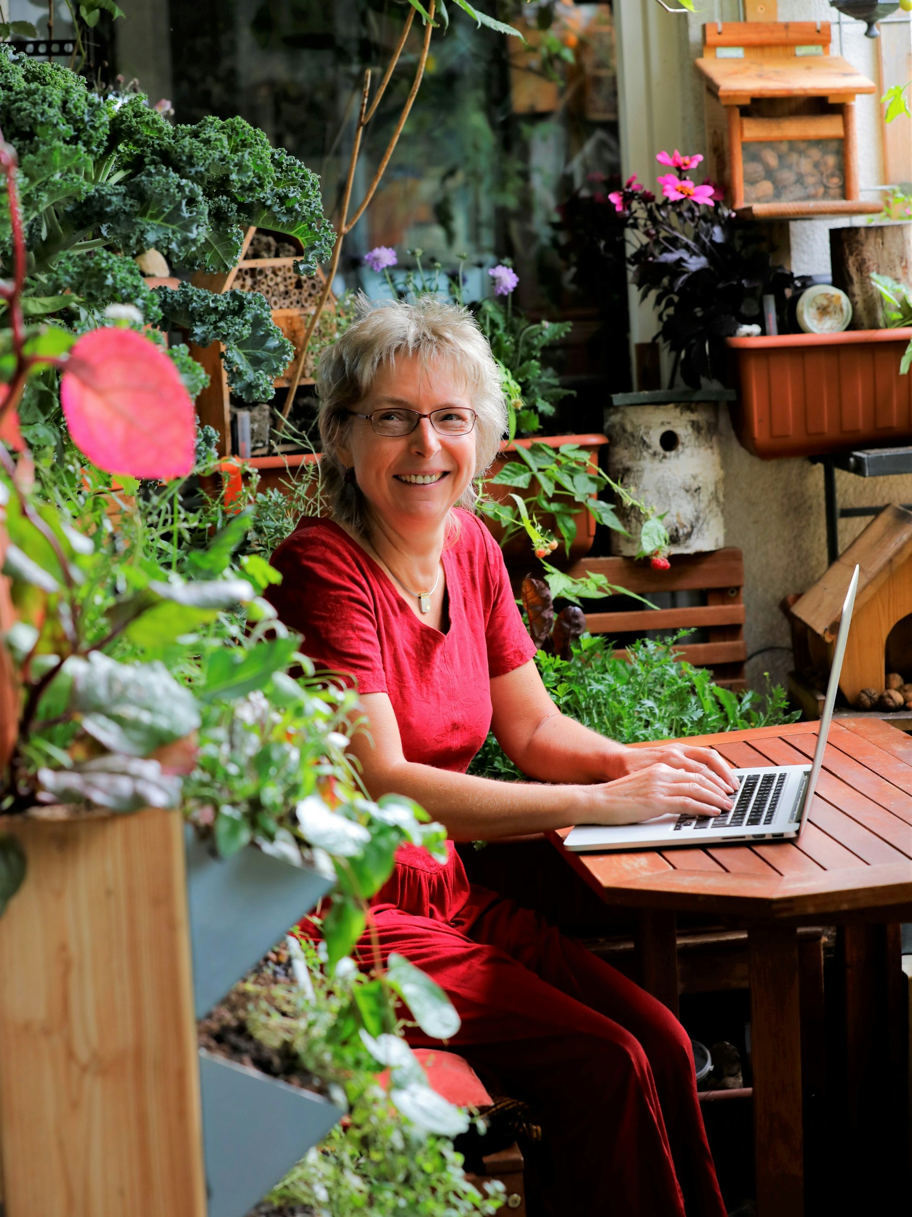 Zum Sitzen und Arbeiten ist auch noch Platz: Birgit Schattling auf ihrem Balkon in Berlin-Wilmersdorf