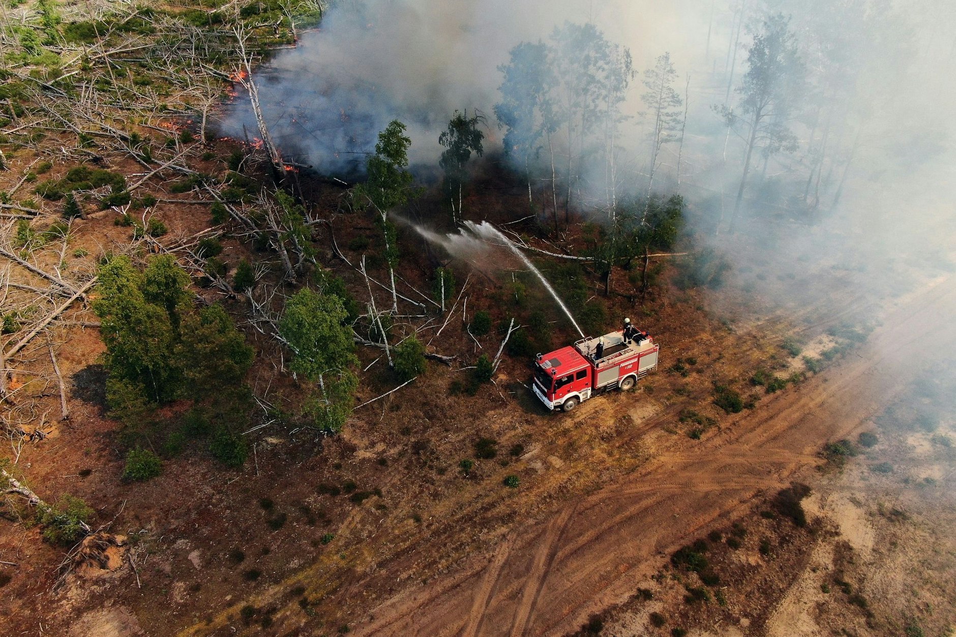 Einsatzkräfte bekämpfen in einem Waldstück nahe Jüterbog das Feuer.&nbsp;