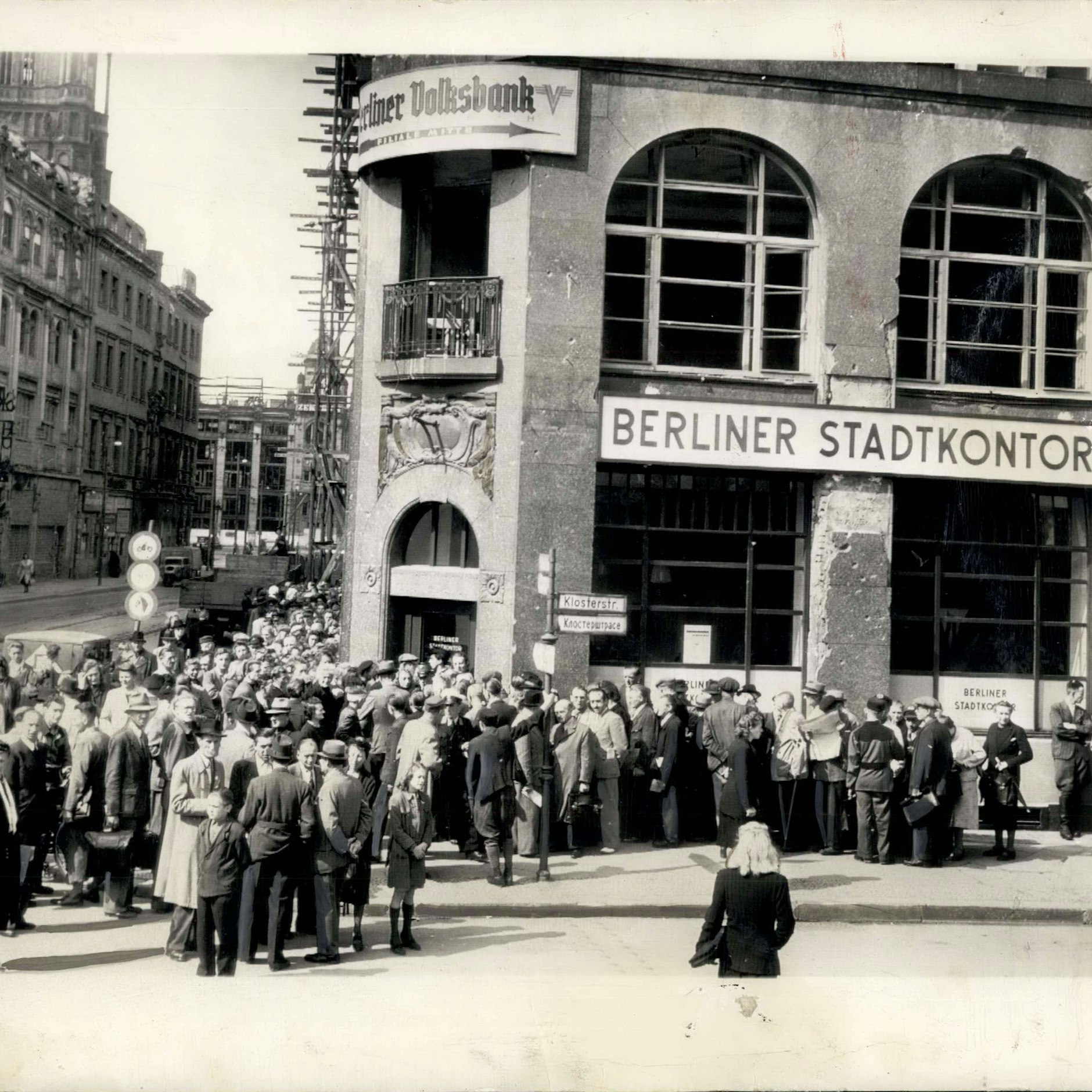 Bewohner Ost-Berlins stehen am 26. Juni 1948 vor dem Berliner Stadtkontor in der Klosterstraße Schlange, um die in der sowjetischen Besatzungszone soeben herausgegebene neue Währung einzutauschen.
