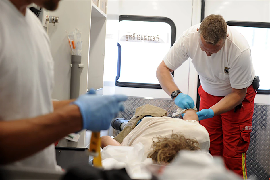 Sanitäter der Berliner Feuerwehr behandeln einen Patienten in einem Rettungswagen.
