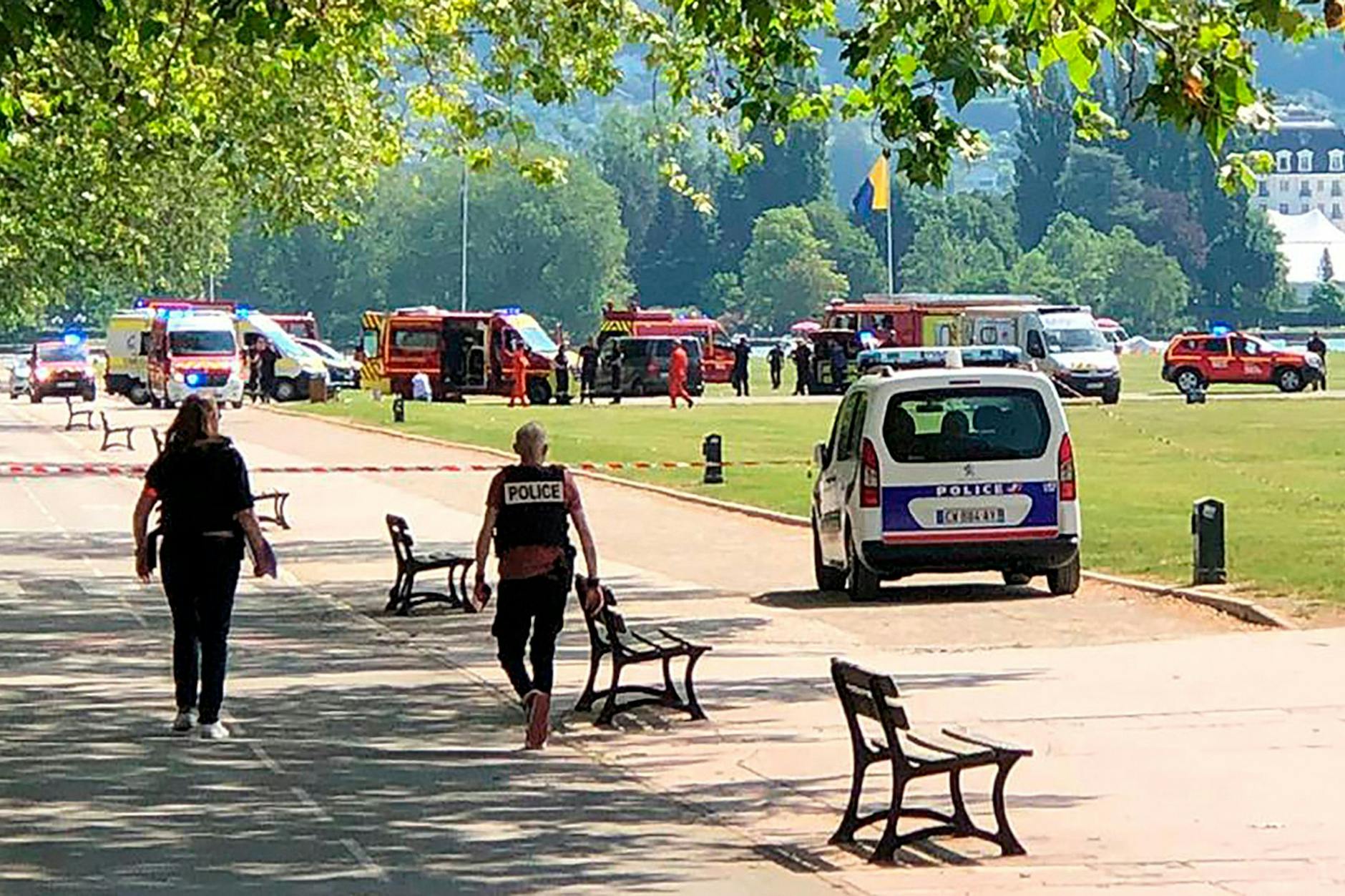 Polizisten und Rettungskräfte am Tatort in Annecy. 
