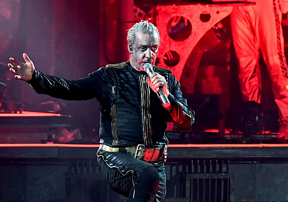ARCHIV - Till Lindemann, Frontsänger von Rammstein, steht während eines Deutschland-Konzerts auf der Bühne.  