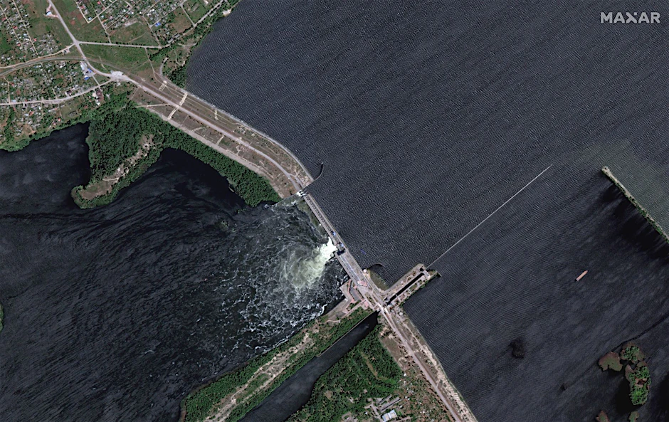 Dieses von Maxar Technologies über AP zur Verfügung gestellte Satellitenbild zeigt den zerstörten Kachowka-Staudamm.