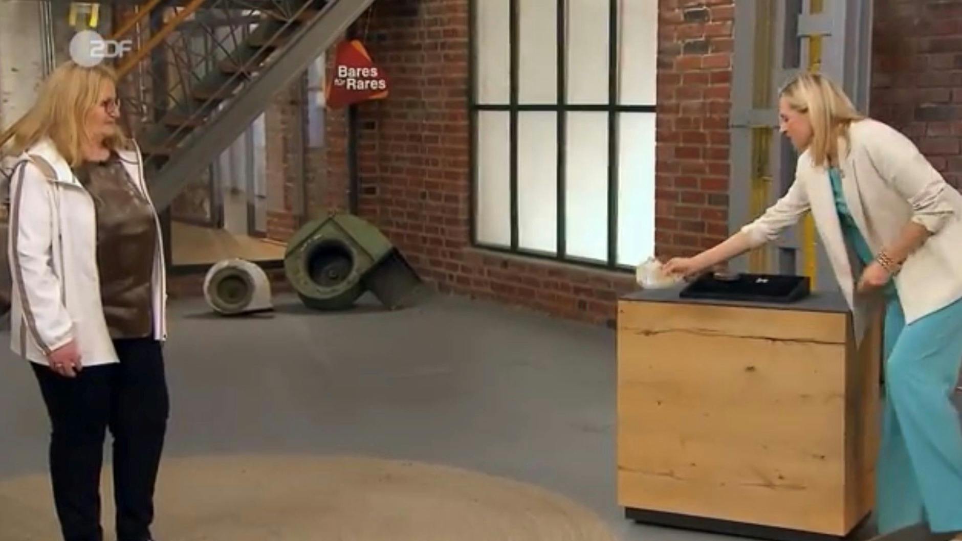 Für 1000 Euro schnappt sich „Bares für Rares“-Händlerin Lisa Nüdling die Schleifenbrosche.