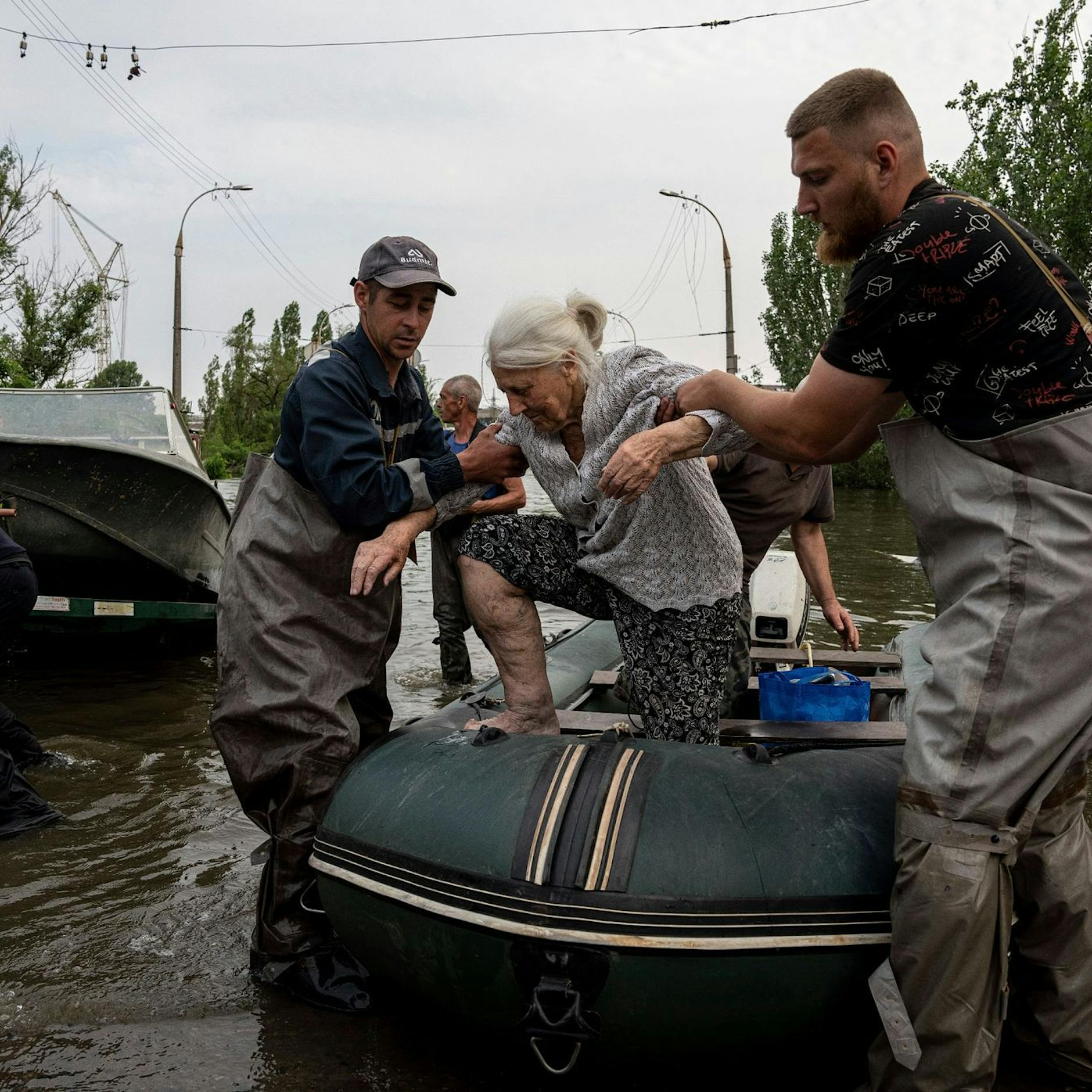 Flutkatastrophe in Ukraine: Russen beschießen Evakuierungen!