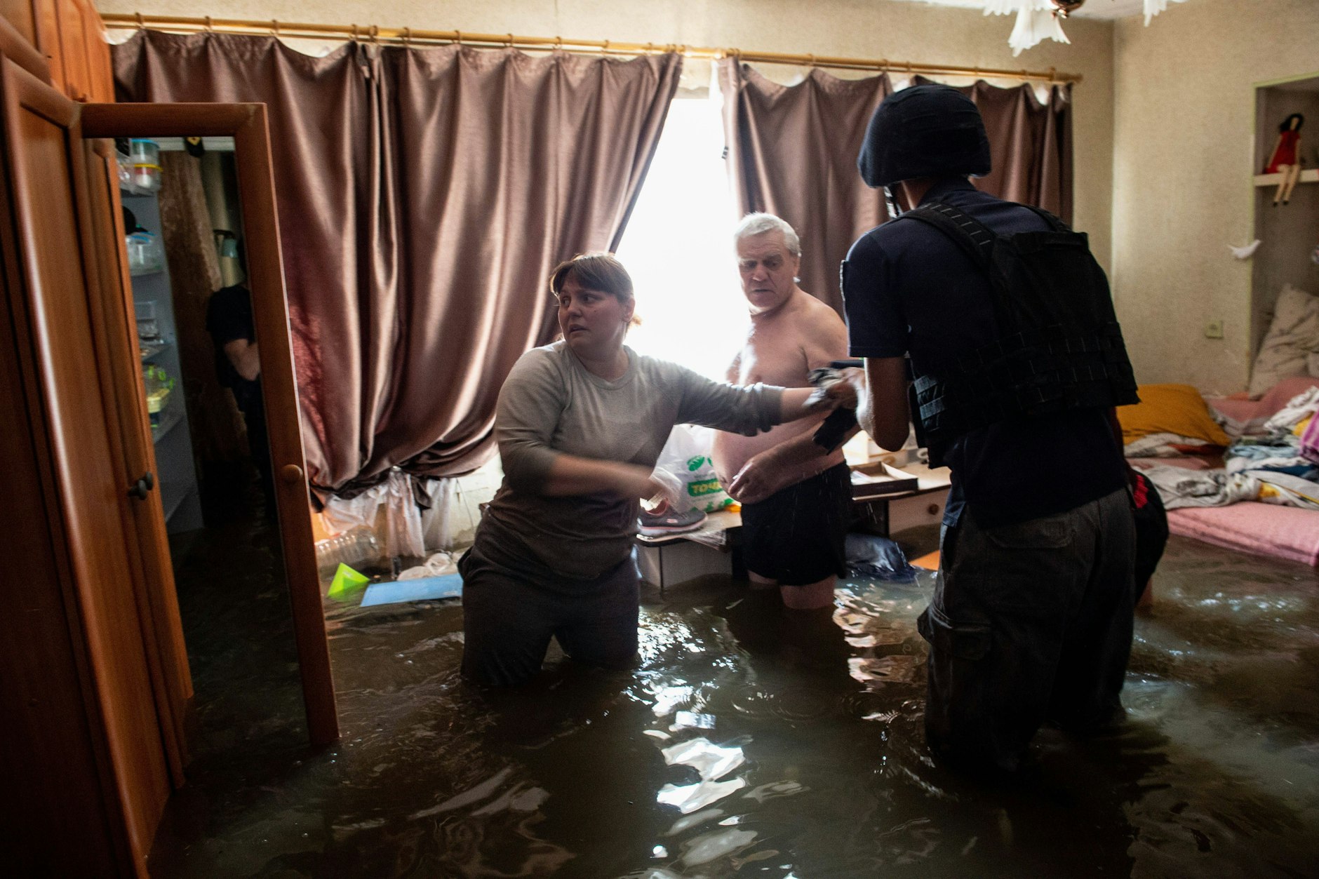 Eine Familie in ihrem überfluteten Haus in Cherson.