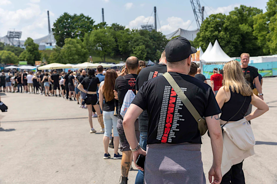 Fans stehen Schlange am Merchandise-Stand beim Rammstein-Konzert im Olympiapark in München.