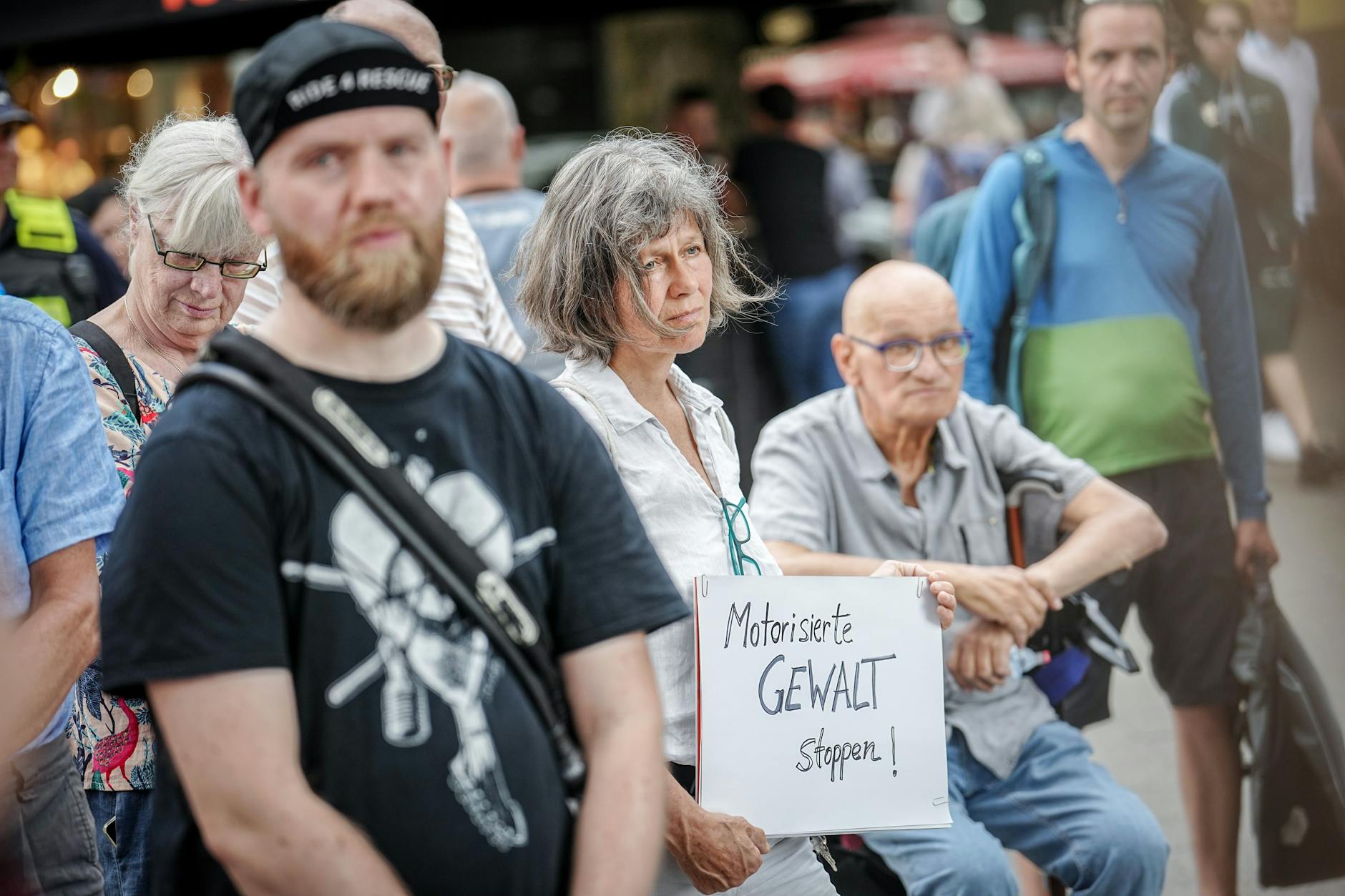 Trauer steht den Menschen ins Gesicht geschrieben, die am Donnerstag zur Mahnwache für die Opfer der Amokfahrt gekommen waren. 