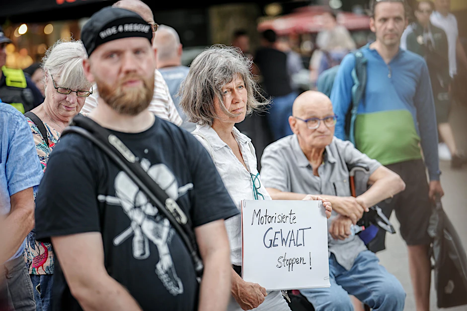 Trauer steht den Menschen ins Gesicht geschrieben, die am Donnerstag zur Mahnwache für die Opfer der Amokfahrt gekommen waren.&nbsp;