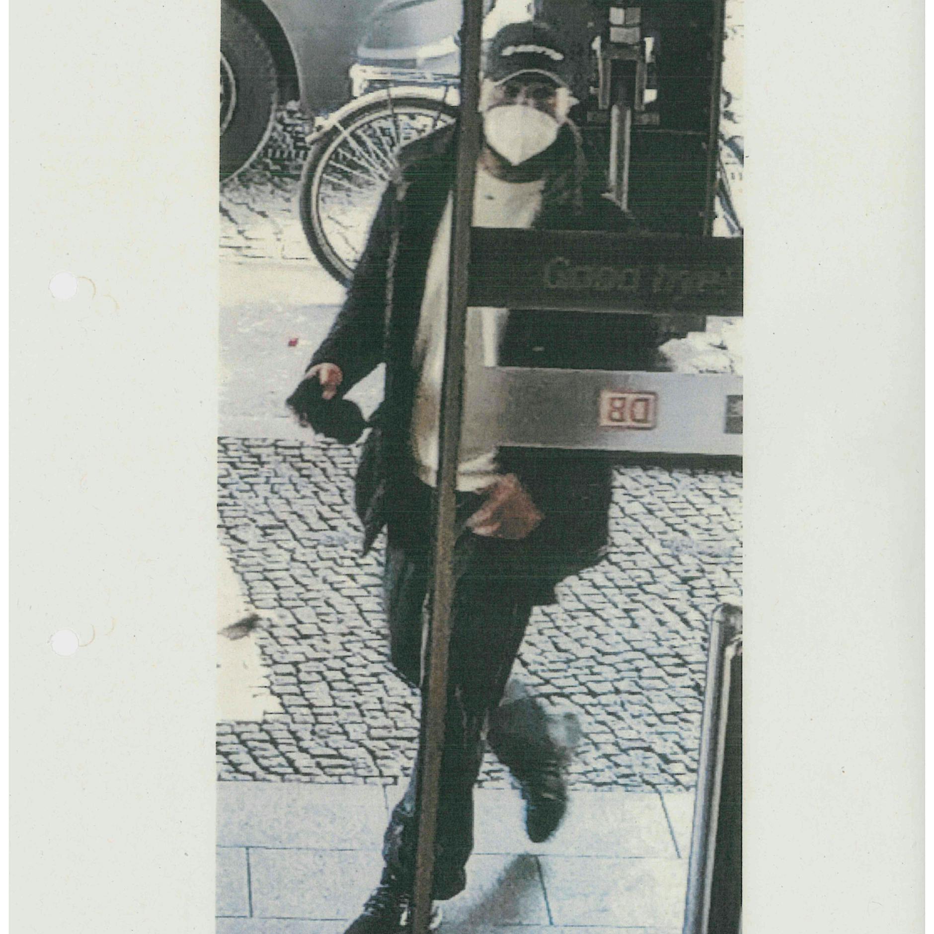 Sparkassen-Überfälle am Alexanderplatz in Berlin: Polizei fahndet nach diesem Mann