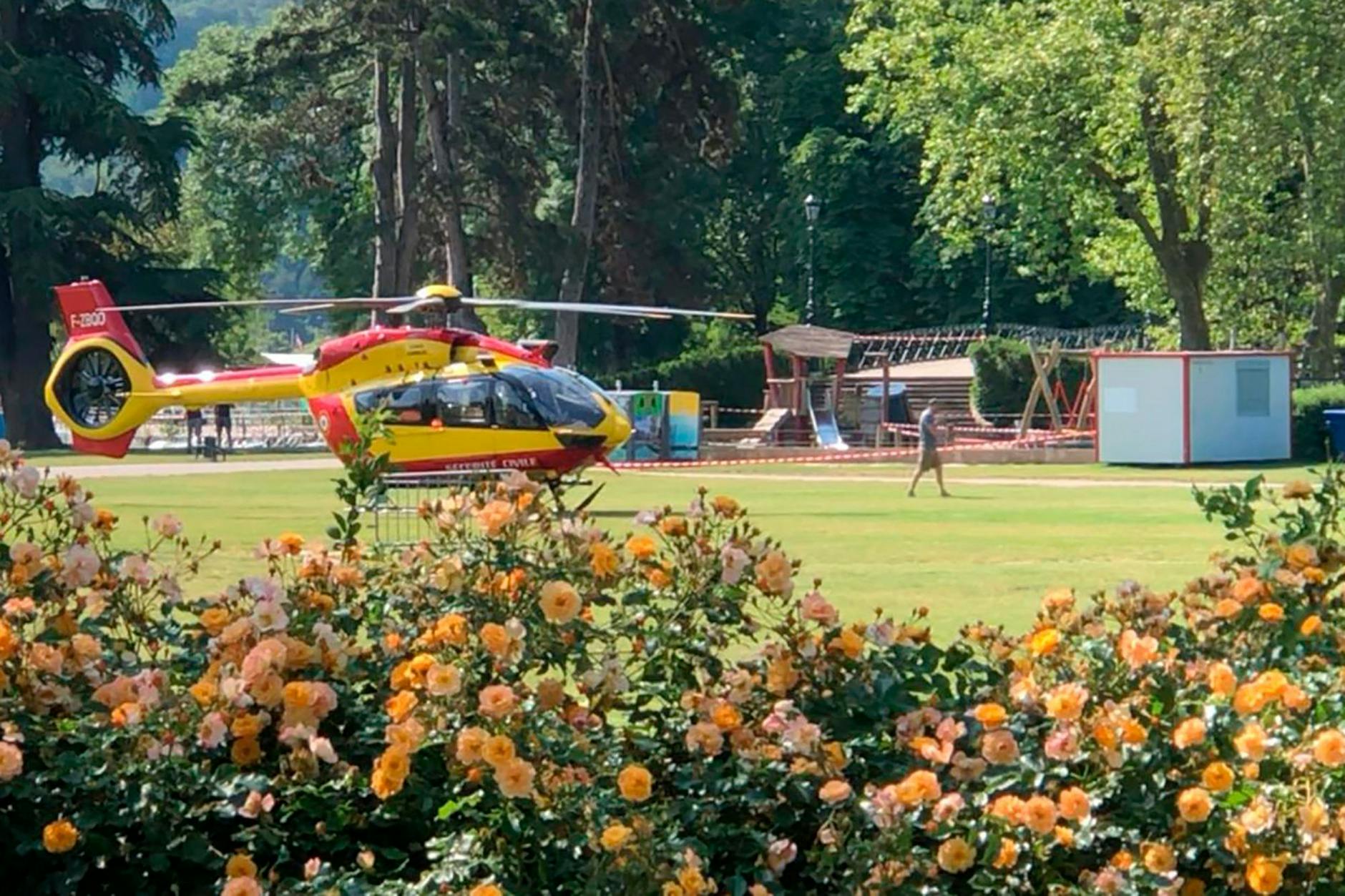 Ein Rettungshubschrauber steht nach einem Messerangriff in einem Park. Ein Angreifer hat in einem Park in der ostfranzösischen Stadt Annecy mehrere Kleinkinder mit einem Messer verletzt. 