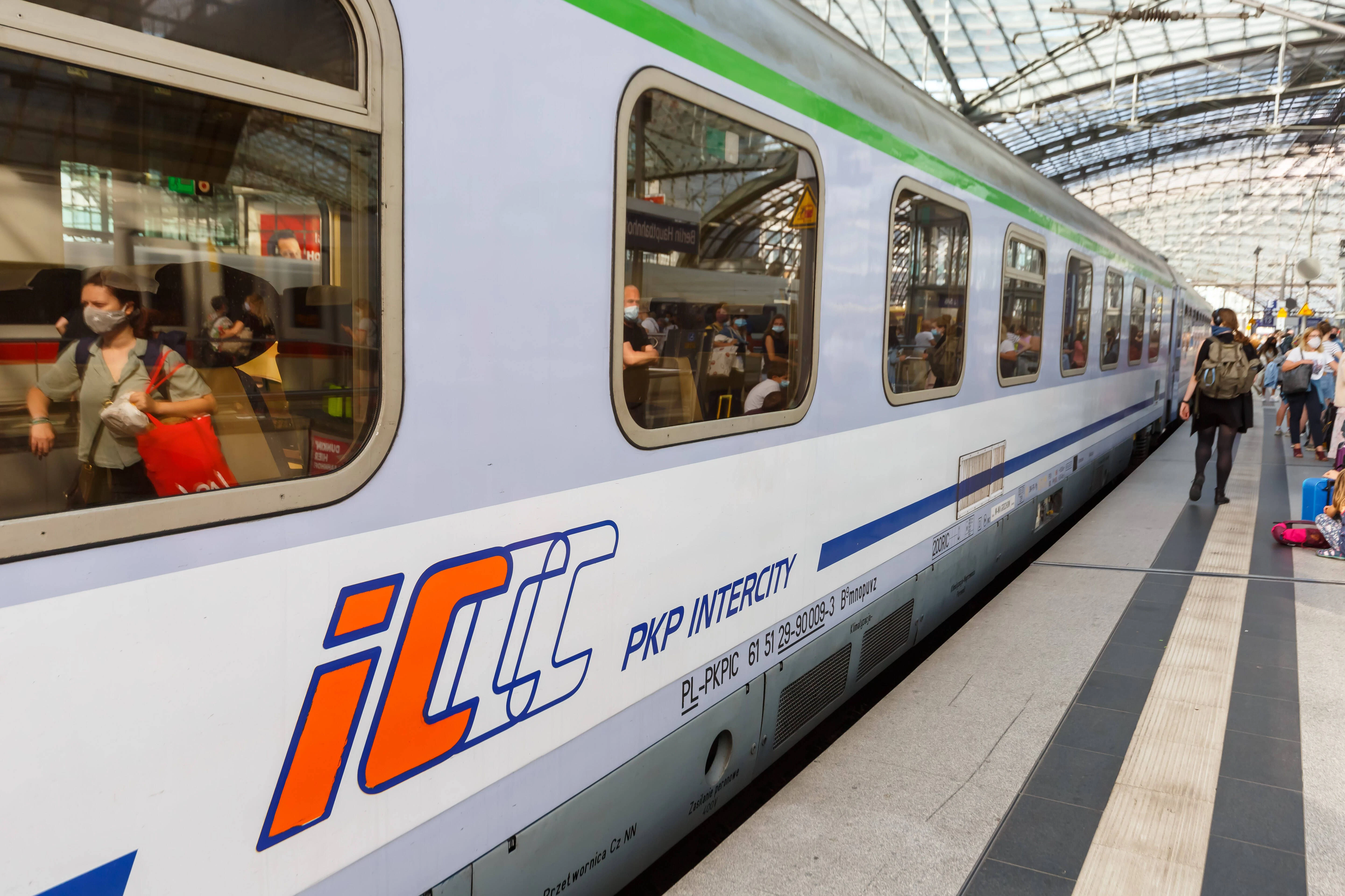 Startklar für die Fahrt Richtung Osten: ein Zug des polnischen Betreibers PKP Intercity im Berliner Hauptbahnhof