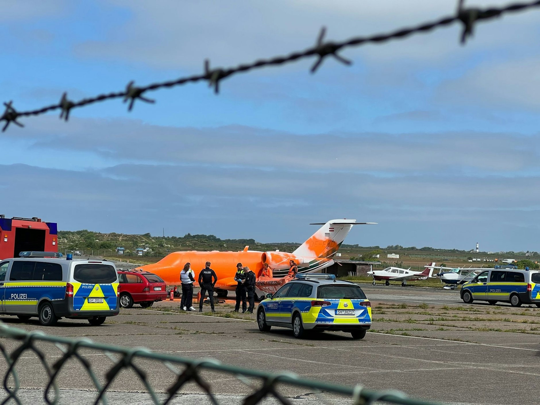 Mit oranger Farbe besprühten Demonstranten auf Sylt einen Privatjet.