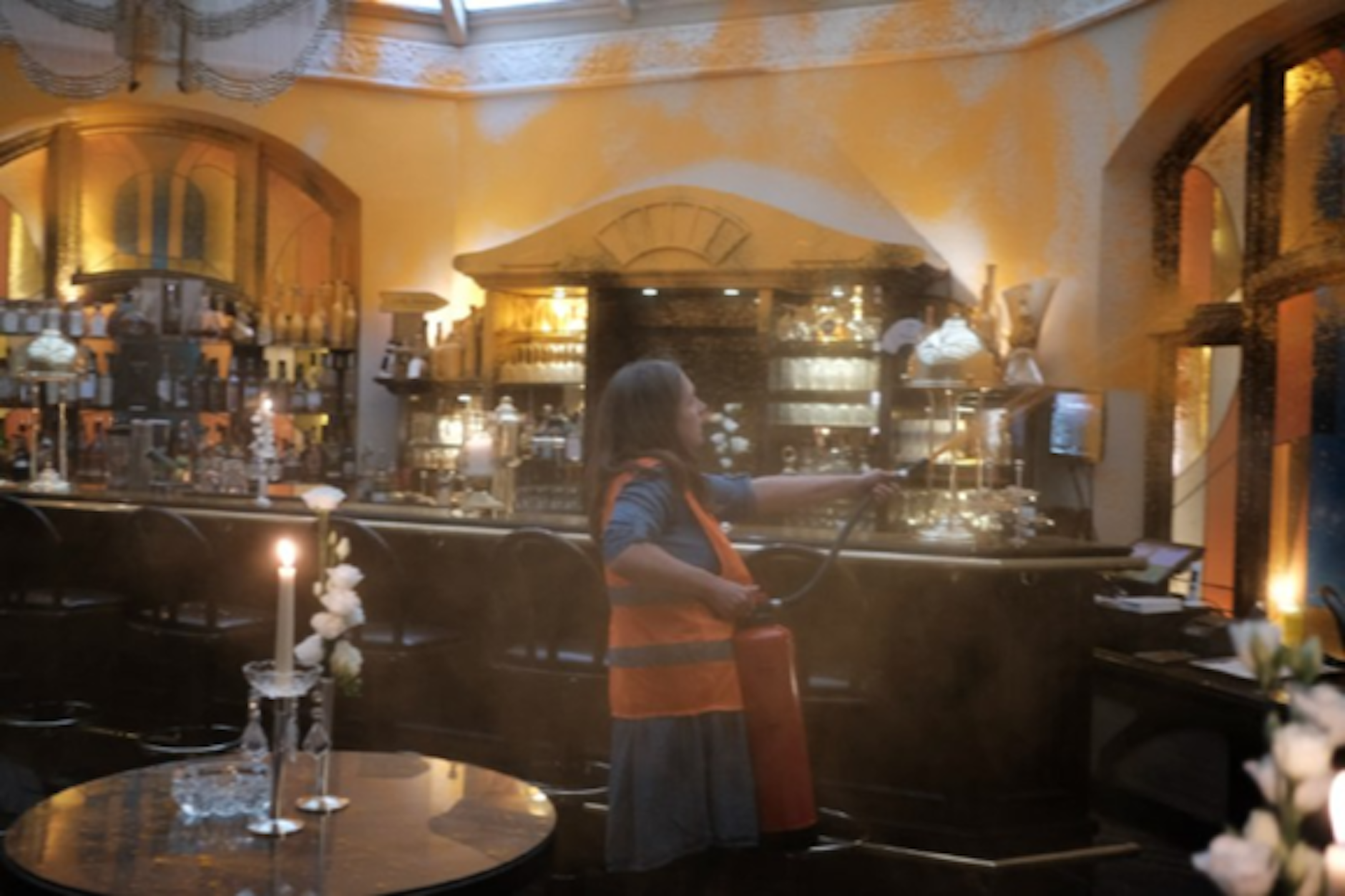 Eine Aktivistin der Gruppe Letzte Generation versprüht Farbe im Hotel Miramar auf Sylt.