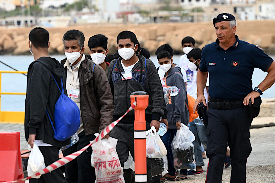 Immer mehr Migranten erreichen Italien über das Mittelmeer, so wie diese Menschen auf Lampedusa im Juni.