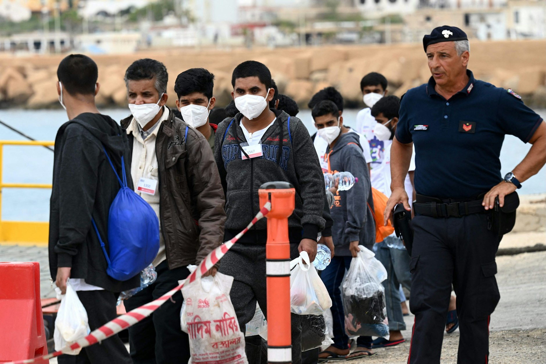 Immer mehr Migranten erreichen Italien über das Mittelmeer, so wie diese Menschen auf Lampedusa im Juni.