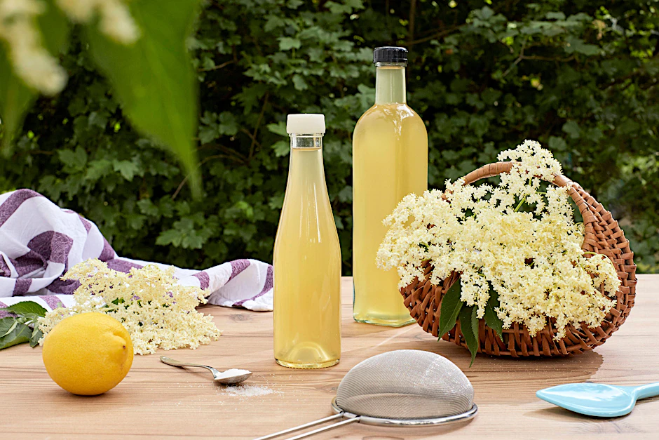 Der selbstgemachte Holunderblüten-Sirup erfrischt mit etwas Wasser das ganze Jahr über.