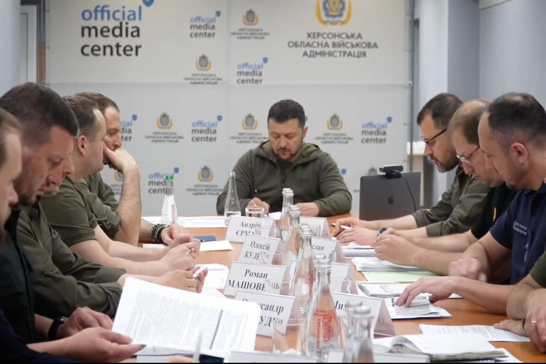 Wolodymyr Selenskyj bei einem Treffen in der Oblast Cherson am Donnerstag.