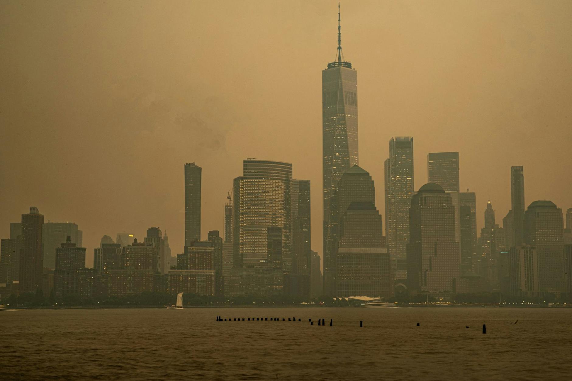 Die Skyline von Manhattan ist teilweise vom Rauch der kanadischen Waldbrände verdeckt. 