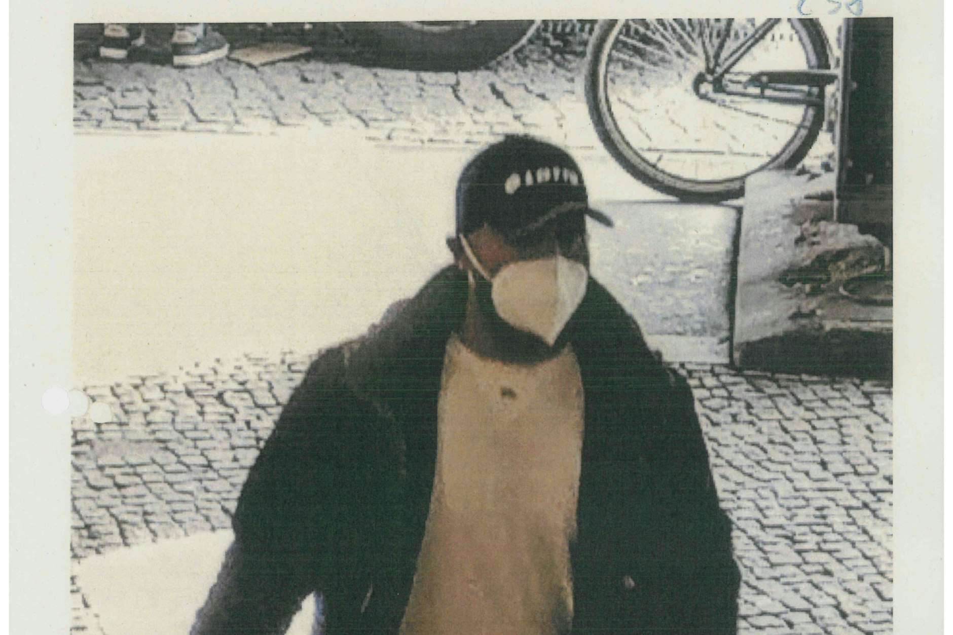 Die Polizei fahndet nach diesem Mann.