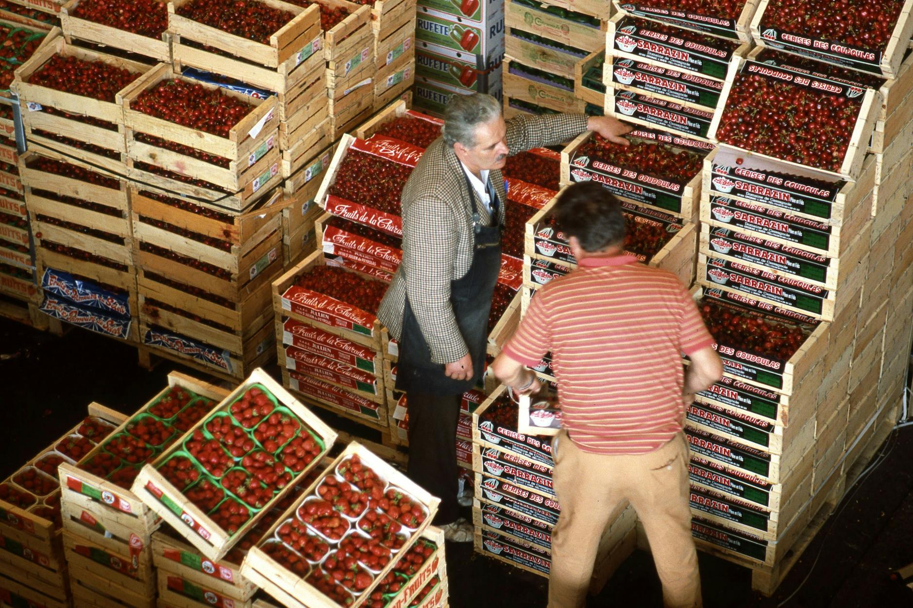 Erdbeerhändler auf dem Pariser Großmarkt Rungis, 1985.