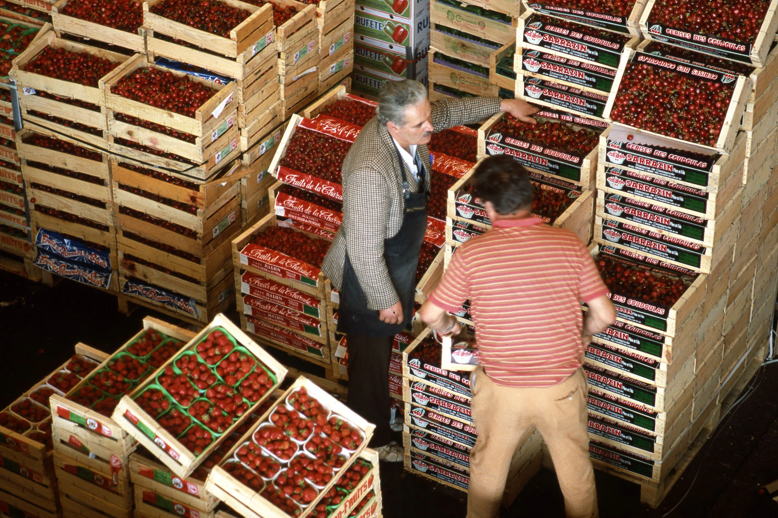 Erdbeerhändler auf dem Pariser Großmarkt Rungis, 1985.