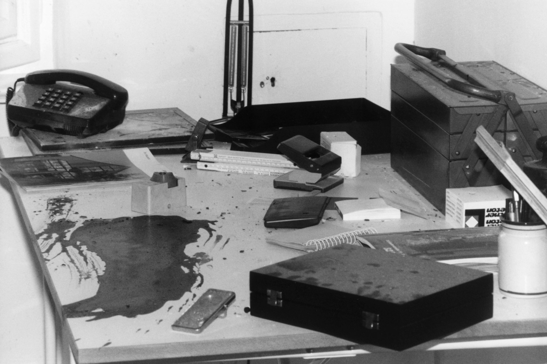 Spuren des Attentats: der Schreibtisch, an dem Hanno Klein am 12. Juni 1991 durch eine Briefbombe getötet wurde