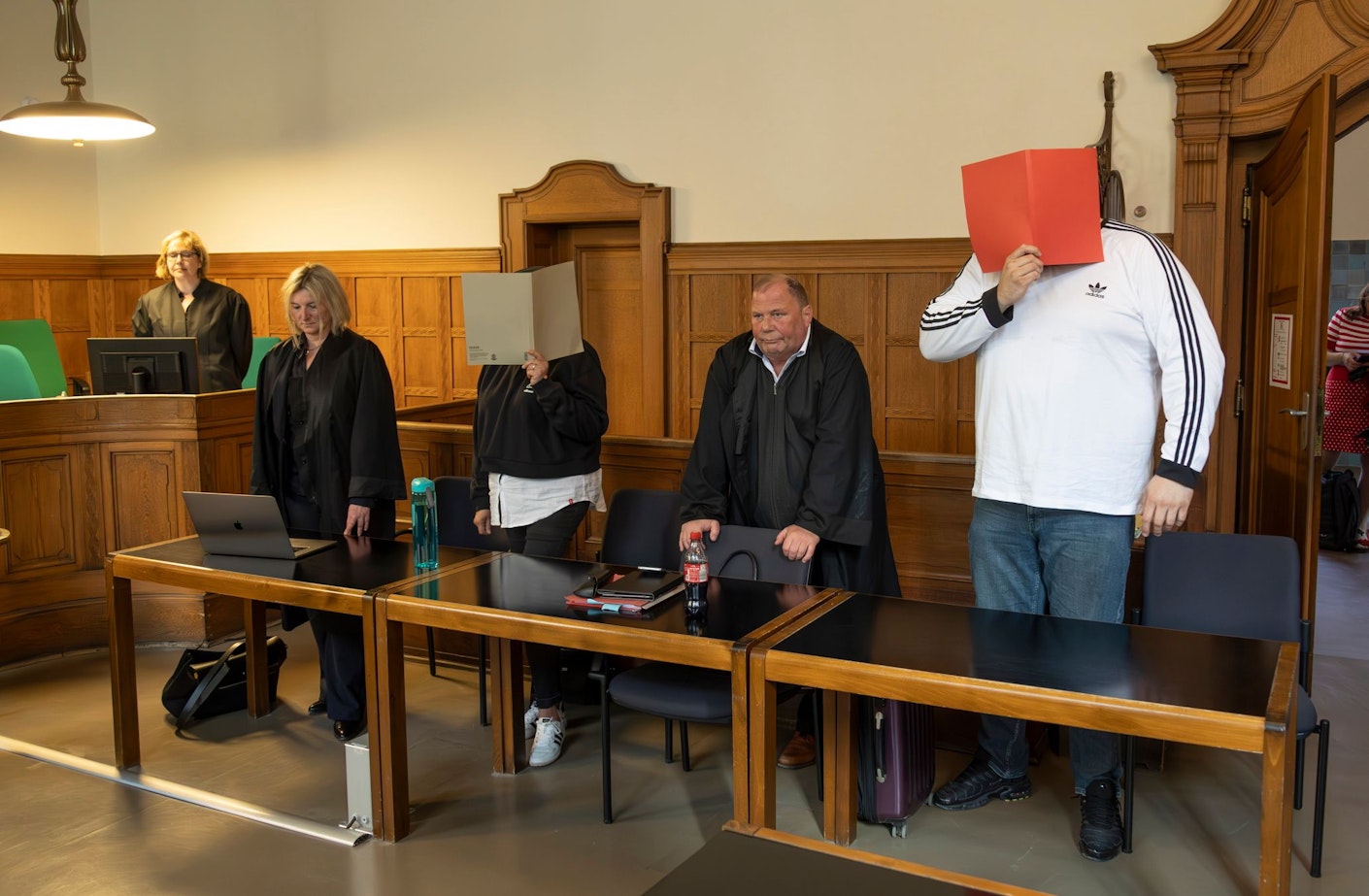 Darf Man Geld In Die Jva Schicken Beamtin der JVA Tegel gesteht Handy-Schmuggel für Ex-Häftling: Sie tat