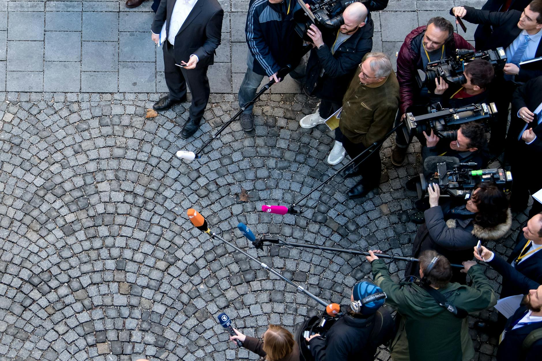 Die Medien sind westdeutsch dominiert und berichten oft pauschalisierend über den Osten.
