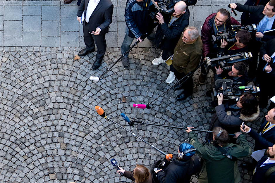 Die Medien sind westdeutsch dominiert und berichten oft pauschalisierend über den Osten.