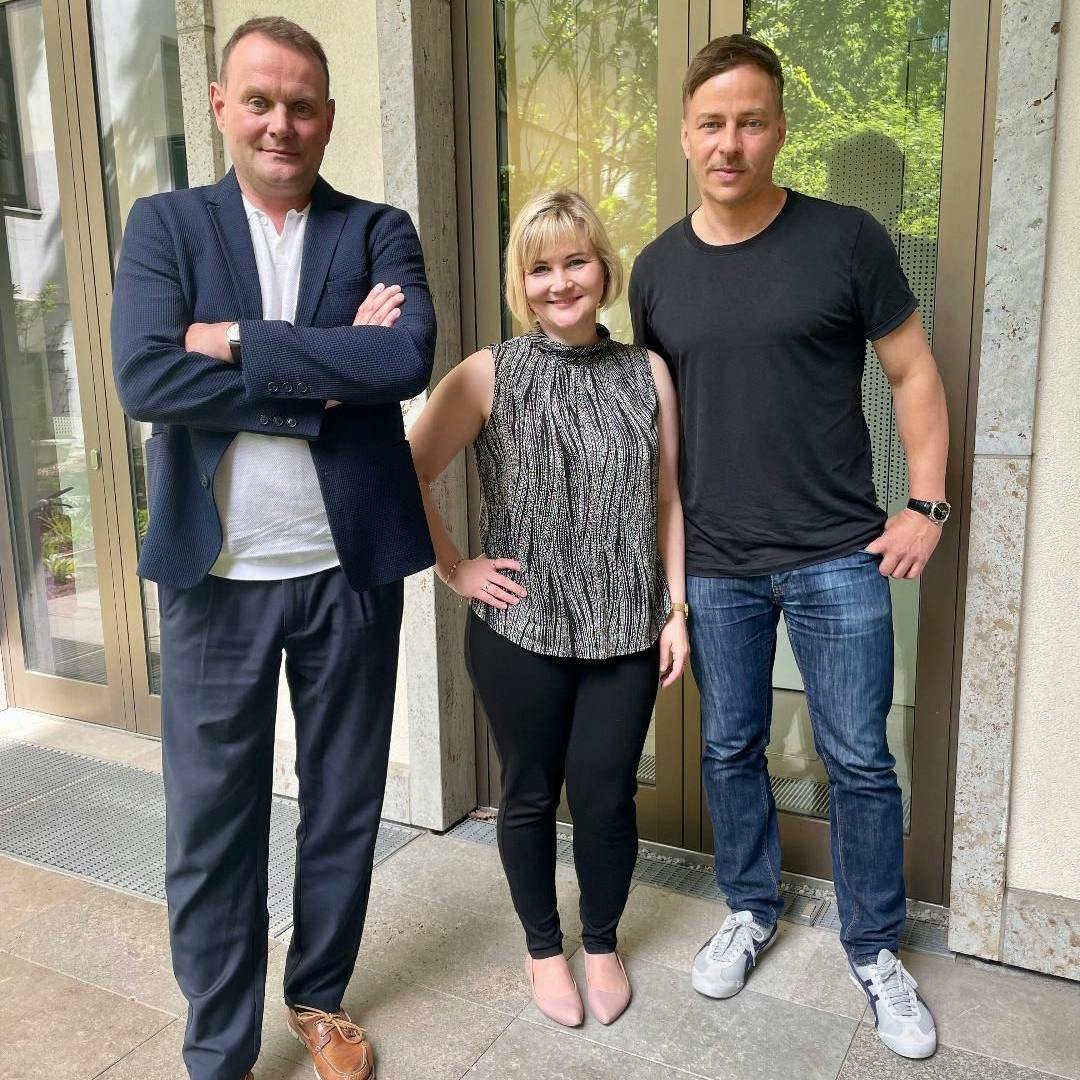 Berliner-KURIER-Redakteurin Julia mit Devid Striesow und Tom Wlaschiha.