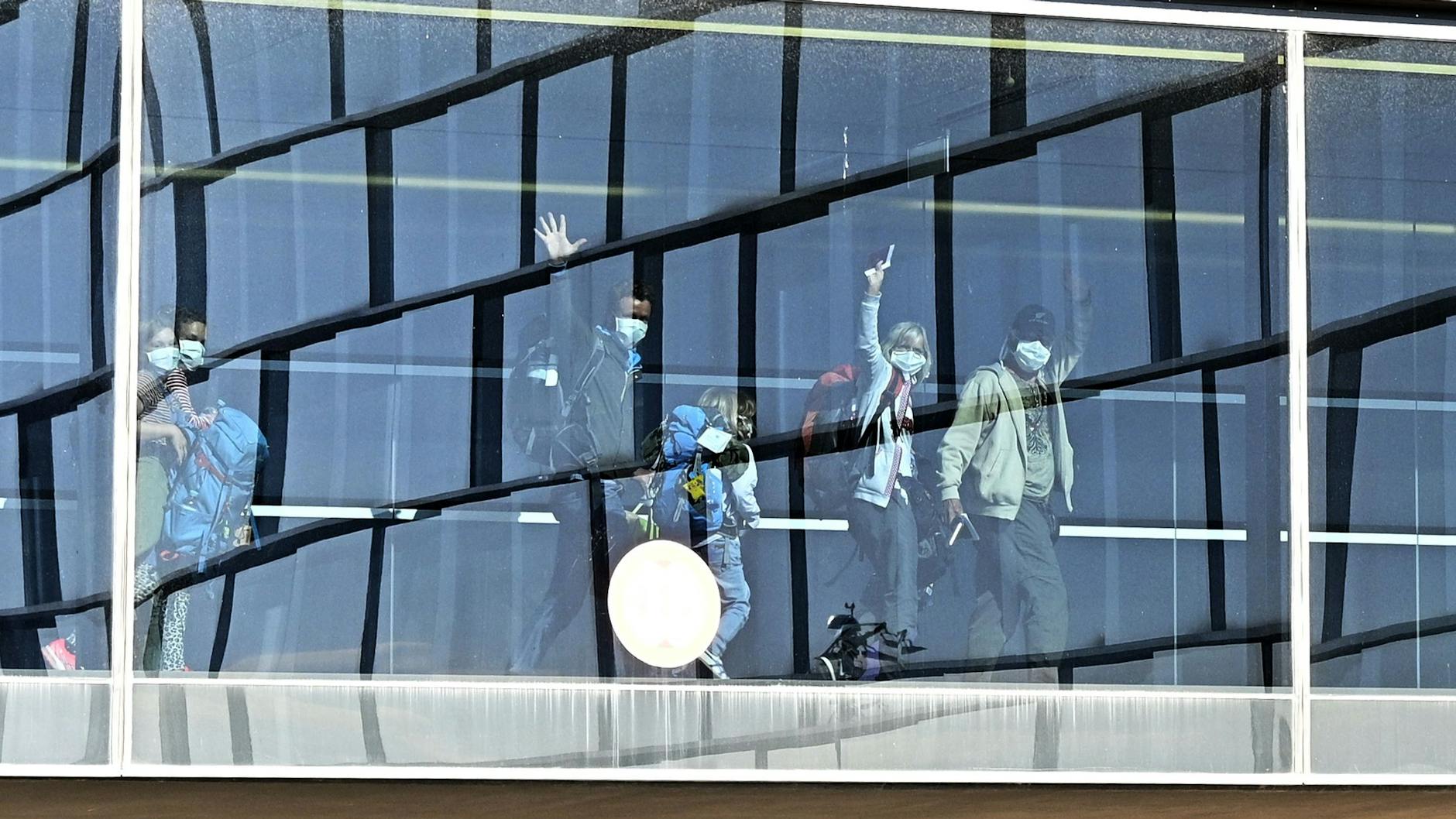 Am 10. April 2020 landete der letzte staatlich organisierte Rückholungsflug in Wien-Schwechat. Die winkenden Passagiere kamen aus Neuseeland.