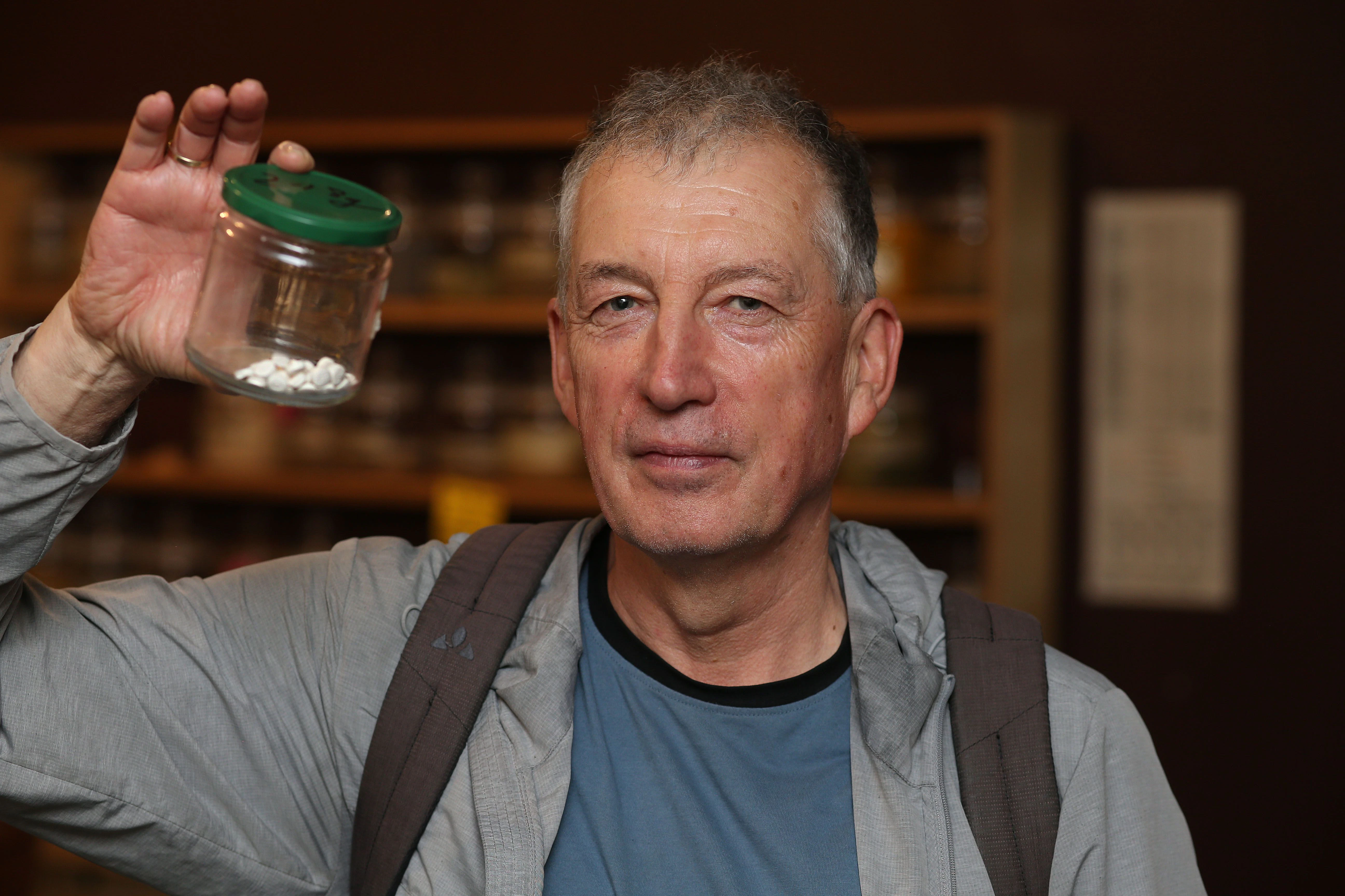 Andreas Busse hat jetzt Kautabletten zum Zähneputzen. Das spart das Plastikmaterial der Tube ein.