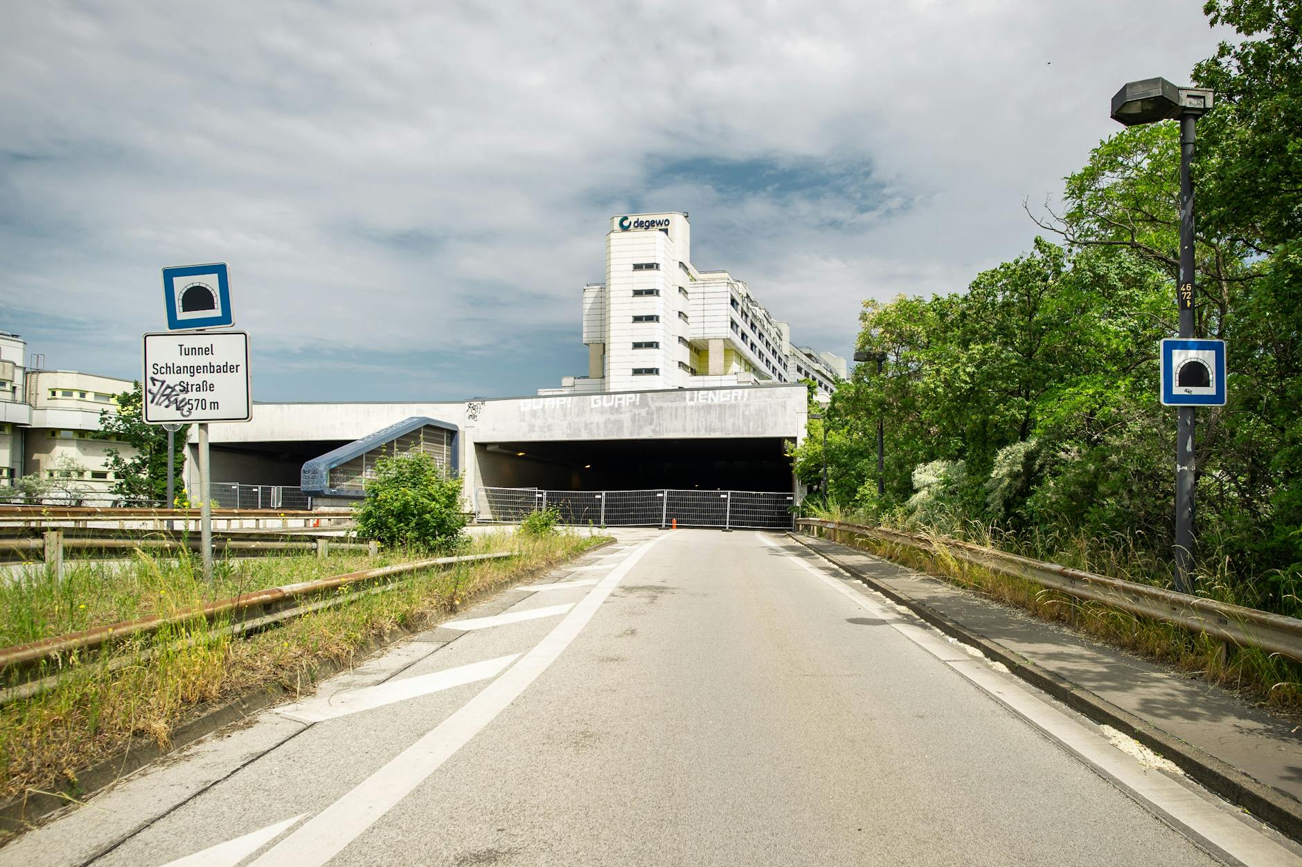 Einfahrt verboten: Seit dem 20. April ist der Schlangenbader Tunnel, der im Westen Berlins von 1976 bis 1981 durch die Überbauung mit einem Wohnhaus entstand, für den Verkehr gesperrt.