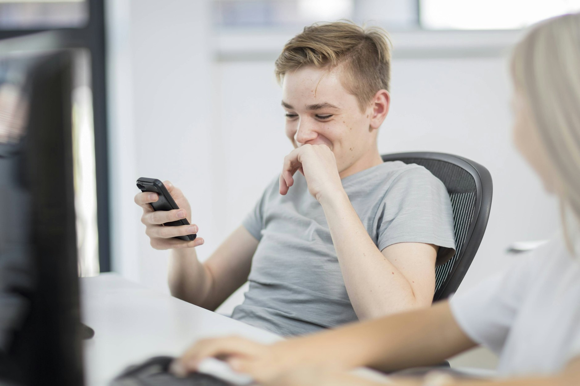 Gar nicht witzig: Immer mehr verbreiten sich in Schüler-WhatsApp-Chats auch explizite Inhalte.