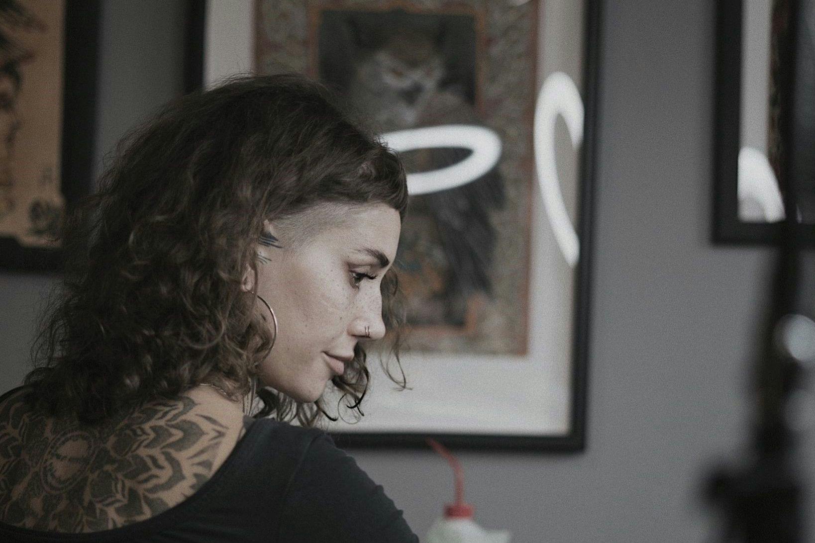 Die Tätowiererin Mila Loba