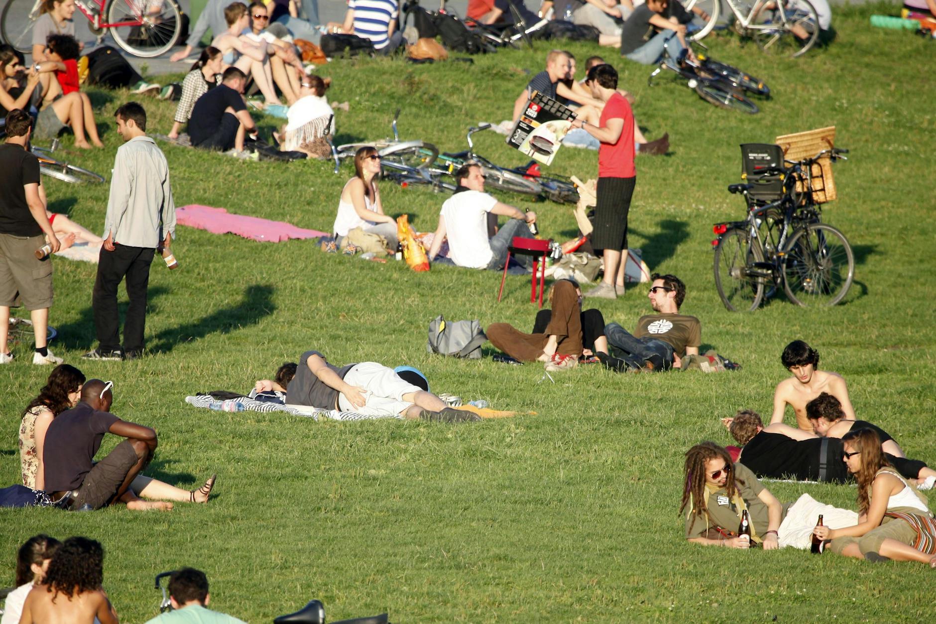 Menschen genießen das warme Wetter im Görlitzer Park. Hier ist wegen der Trockenheit das Grillen nun verboten.
