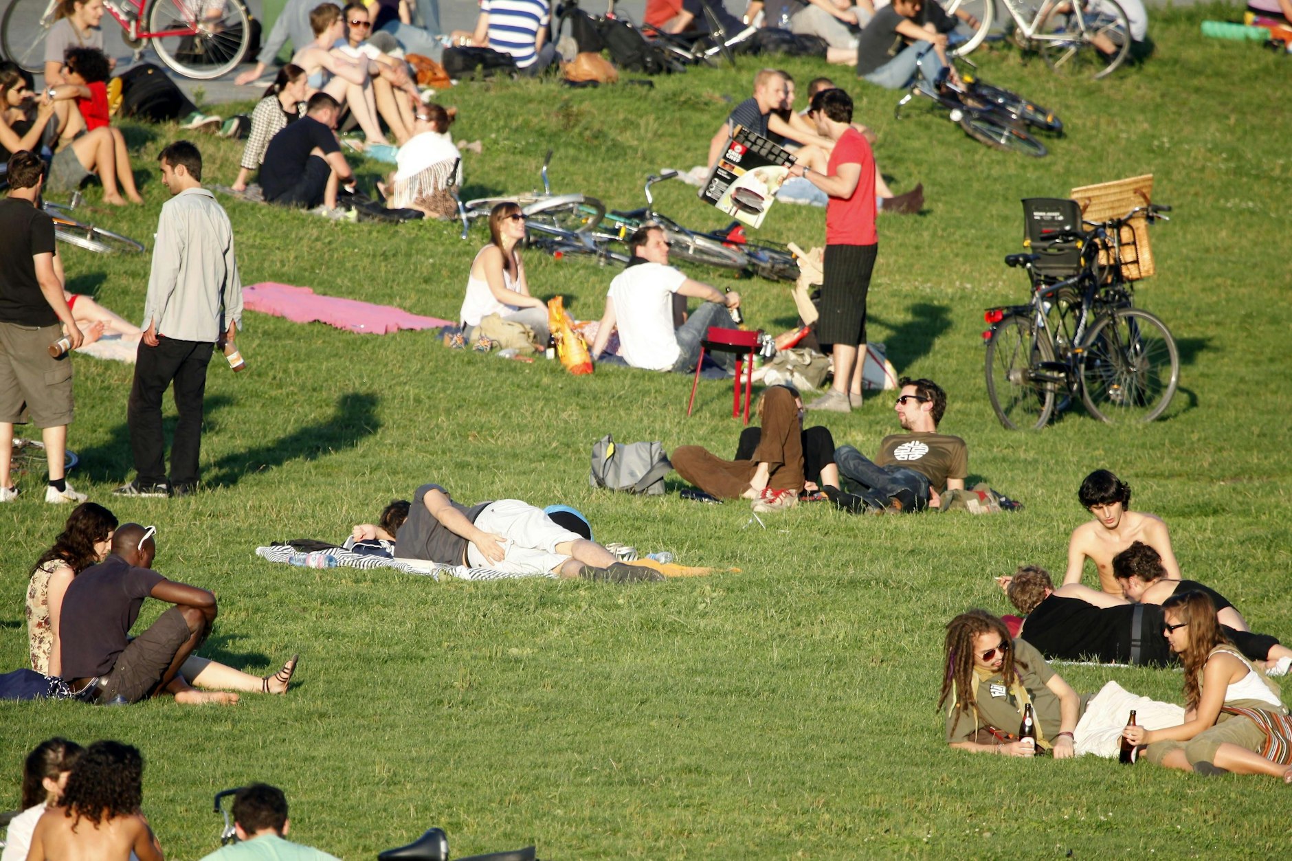 Menschen genießen das warme Wetter im Görlitzer Park. Hier ist wegen der Trockenheit das Grillen nun verboten.