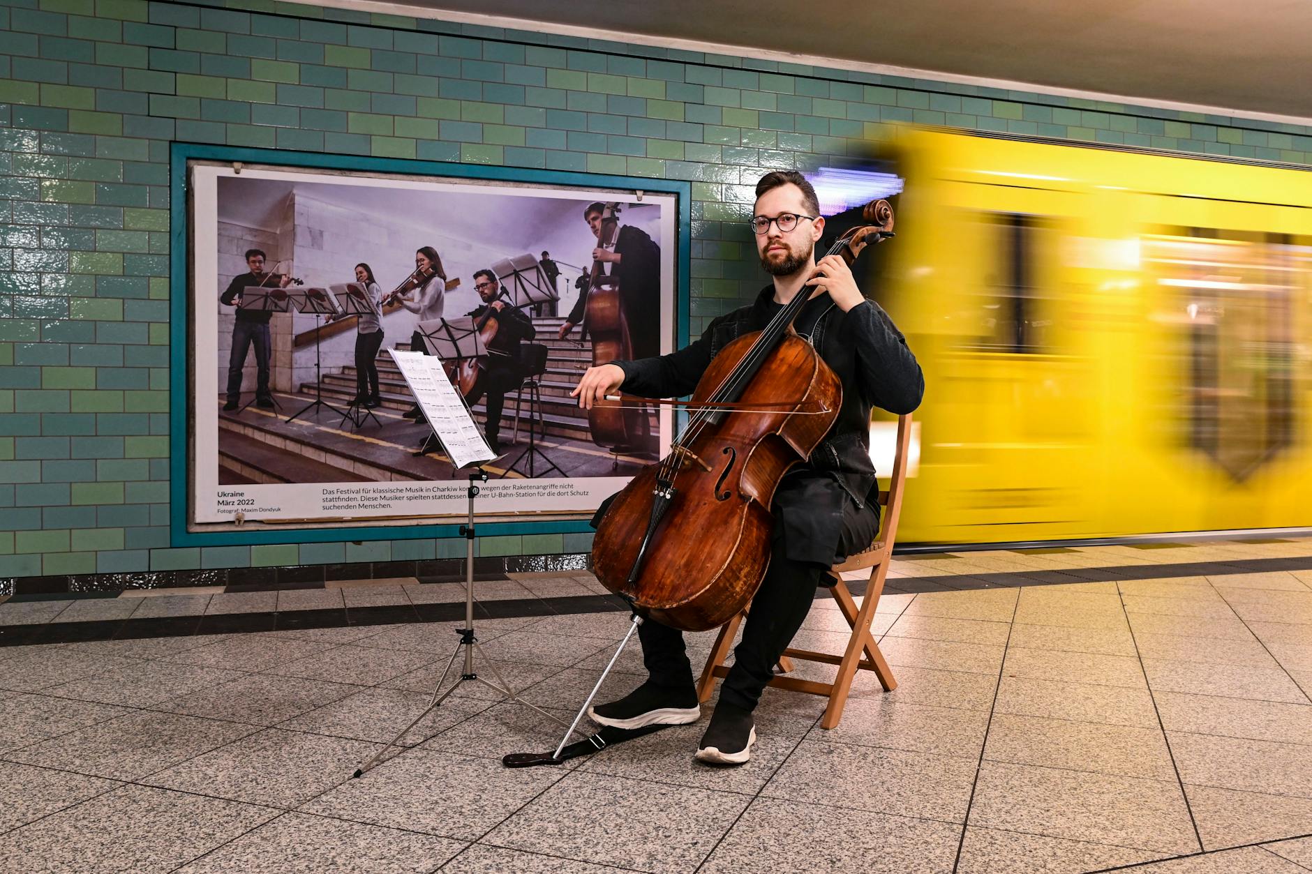Der Cellist Denys Karachevtsev ist in der Ausstellung abgebildet – und spielte bei der Eröffnung am Freitag. 