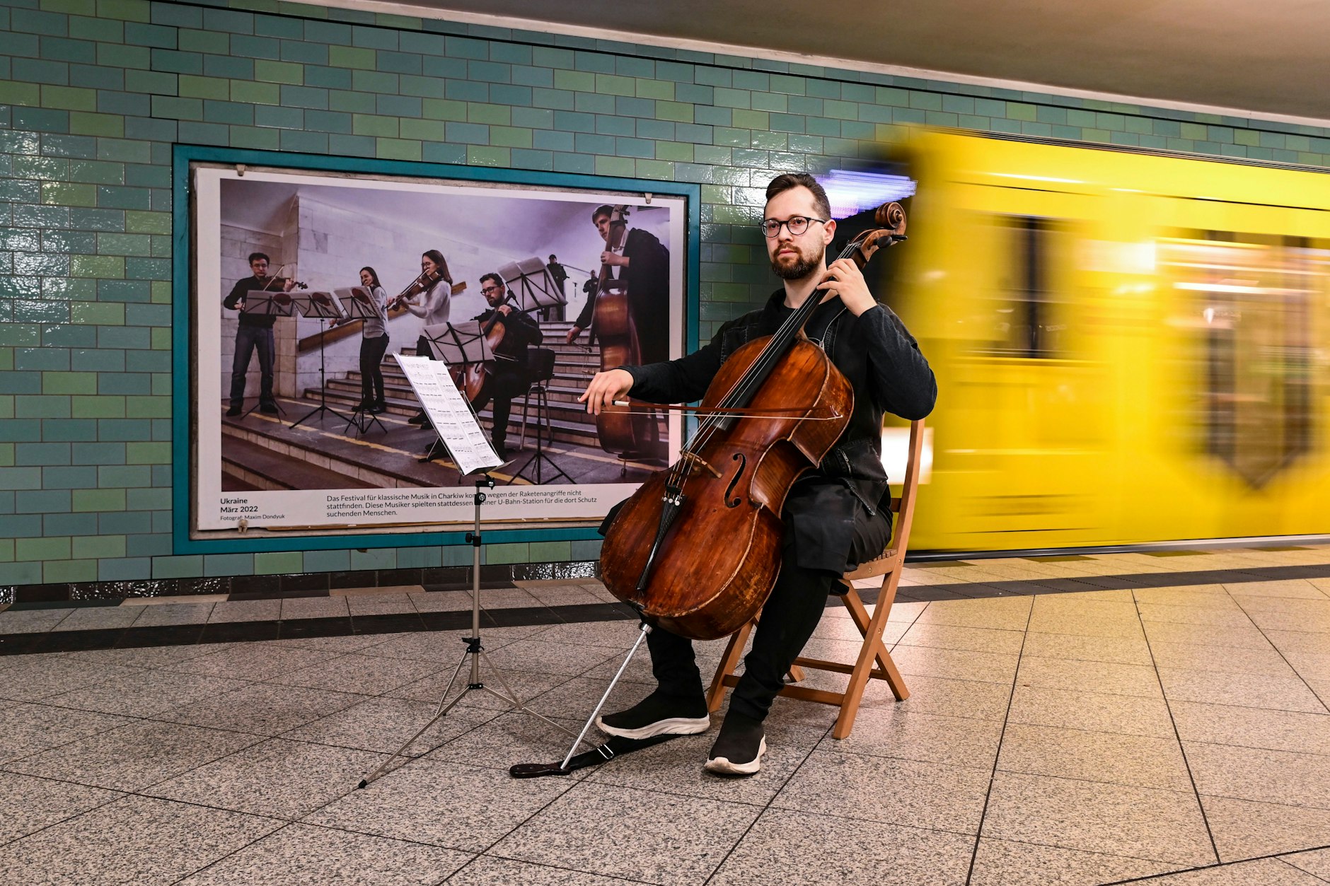 Der Cellist Denys Karachevtsev ist in der Ausstellung abgebildet – und spielte bei der Eröffnung am Freitag.&nbsp;